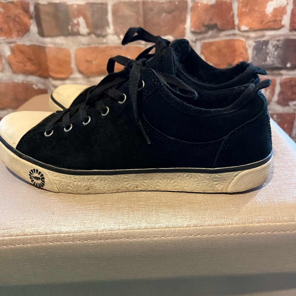Ugh Evara Sneakers ready for your feet in black